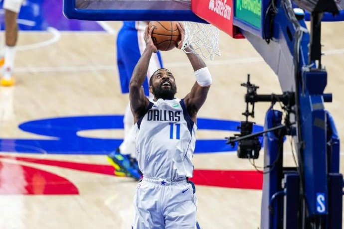 歐文跳出球員選項(xiàng)，3 年 1.19 億美元續(xù)約獨(dú)行俠