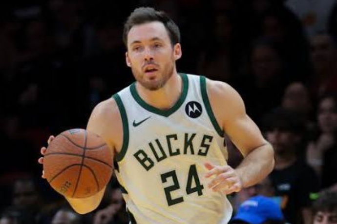 康諾頓深情告別雄鹿：七年征程，感恩與展望