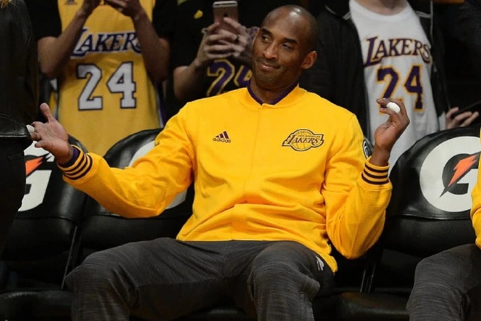 科比退役戰(zhàn)熱身服拍出 33.6 萬美元高價(jià)，傳奇價(jià)值再掀熱潮