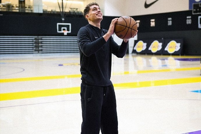 湖人與克里斯·馬農(nóng)簽下雙向合同，新賽季身披湖人30號(hào)球衣