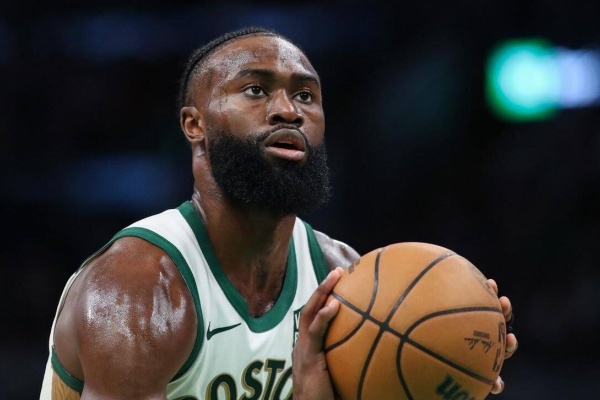 五星集結(jié)？杰倫-布朗加盟獨行俠傳聞引發(fā)聯(lián)盟地震！