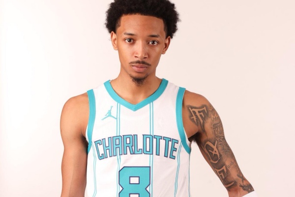 12小時閃電入隊！小尼克-史密斯曬湖人定妝照，雙向合同暗藏救贖與博弈